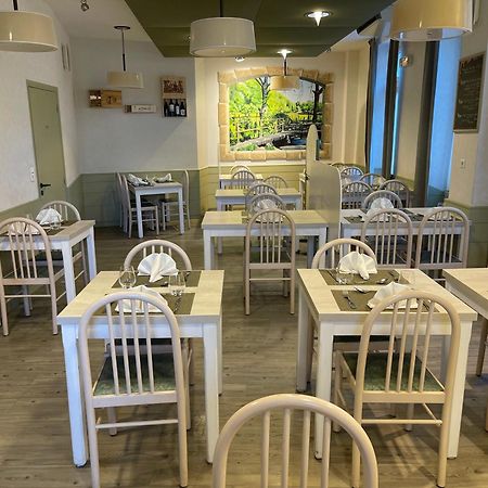 Logis Hotel Restaurant Cazes Arazat Laissac Exterior photo