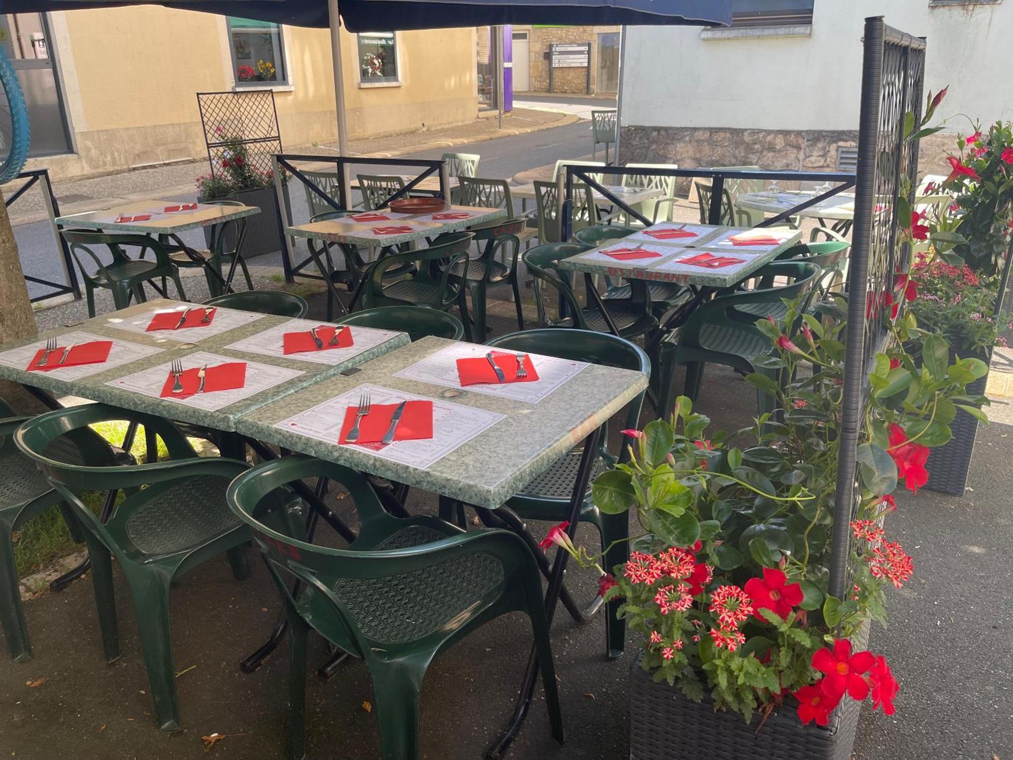 Logis Hotel Restaurant Cazes Arazat Laissac Exterior photo