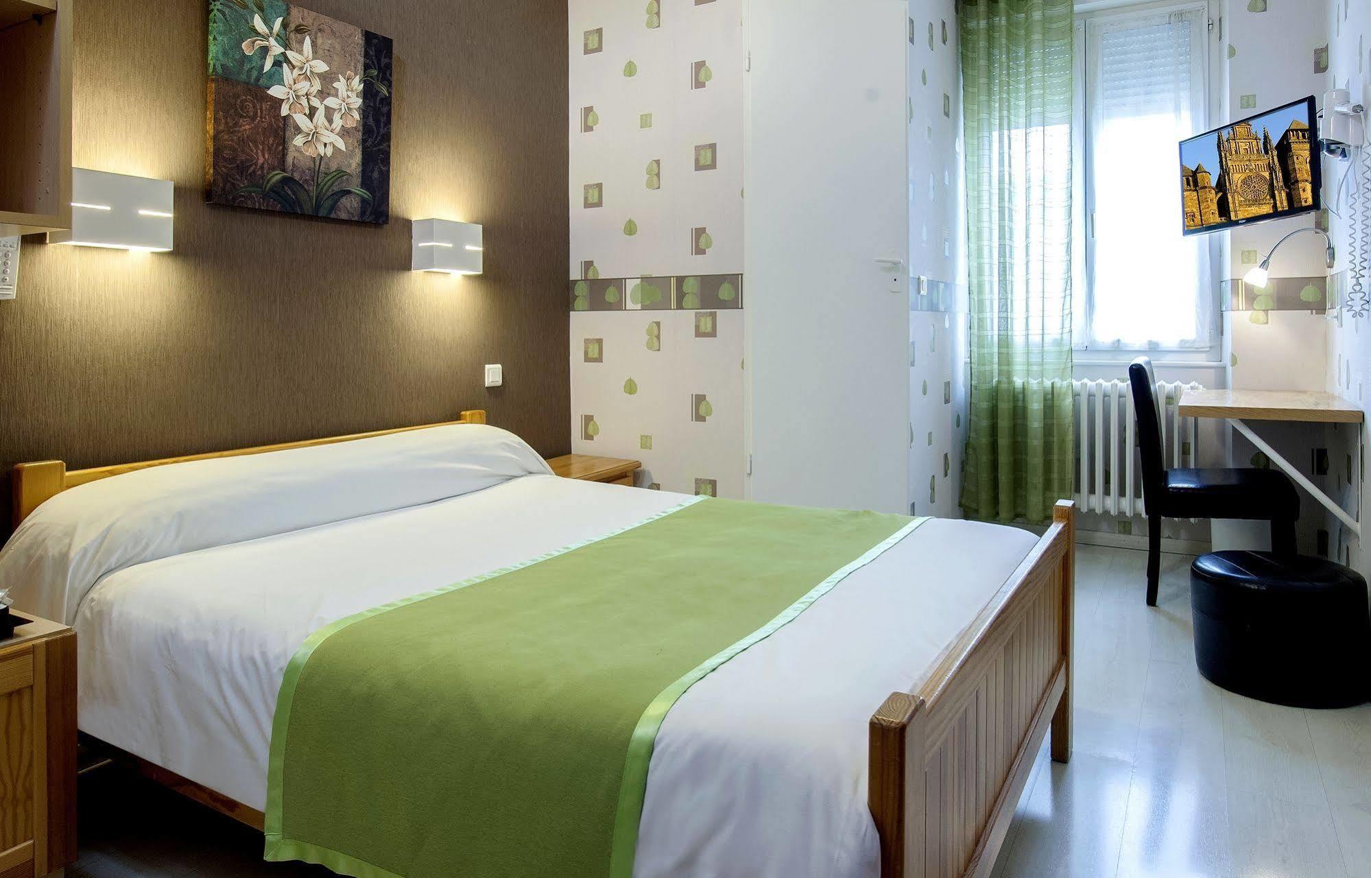 Logis Hotel Restaurant Cazes Arazat Laissac Exterior photo