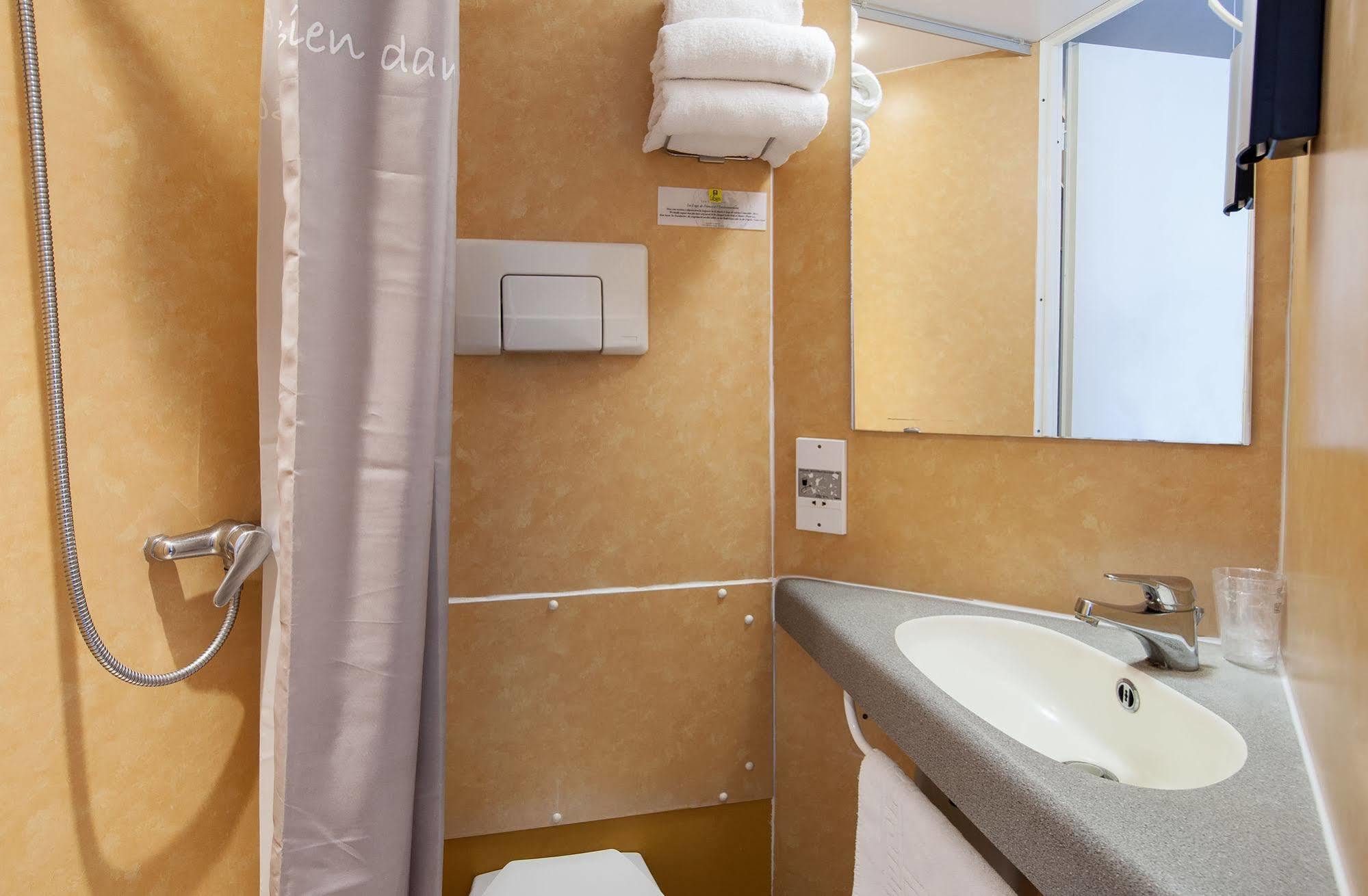 Logis Hotel Restaurant Cazes Arazat Laissac Exterior photo