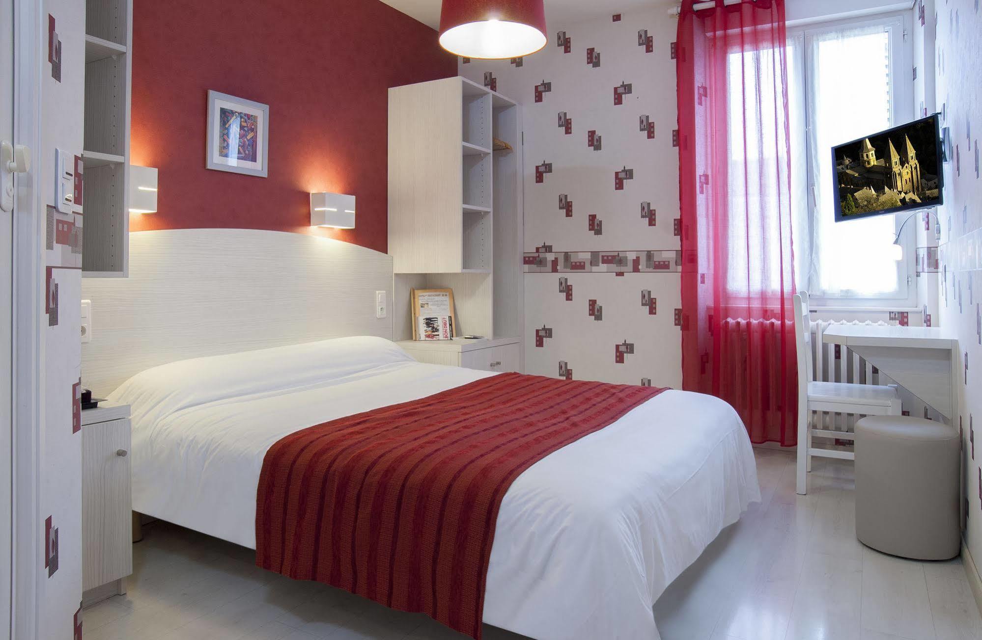 Logis Hotel Restaurant Cazes Arazat Laissac Exterior photo