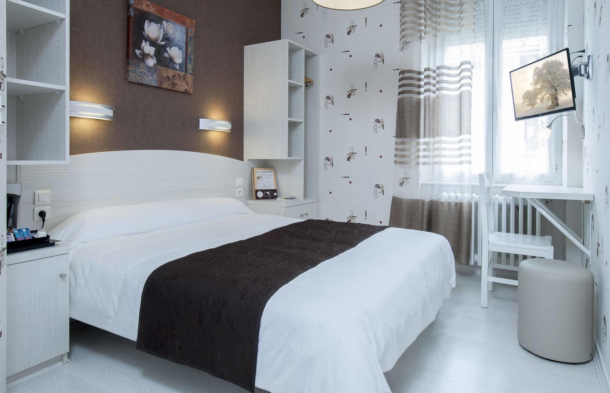 Logis Hotel Restaurant Cazes Arazat Laissac Exterior photo
