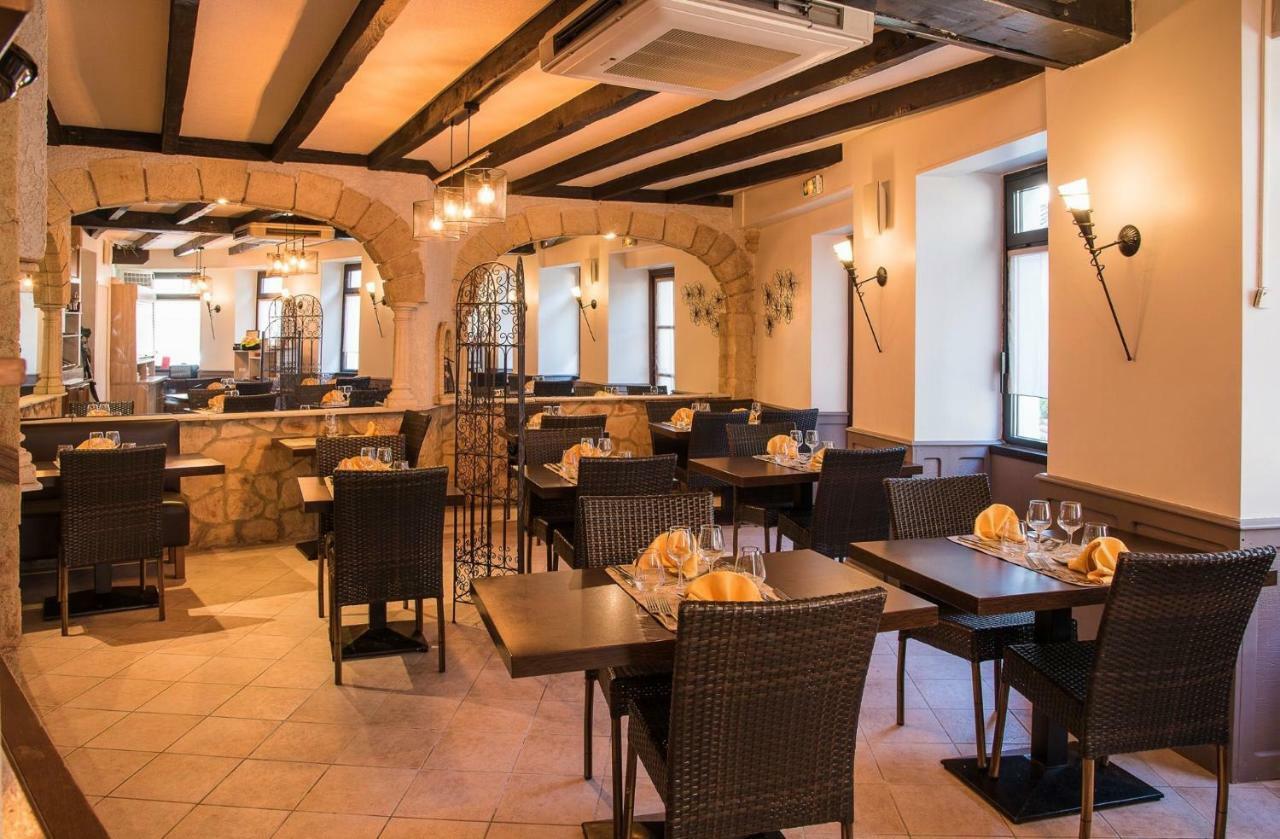 Logis Hotel Restaurant Cazes Arazat Laissac Exterior photo